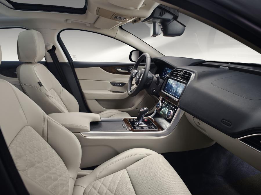Интерьер Jaguar XE D180 HSE 2019 года  (WW) (фото 19 из 28)
